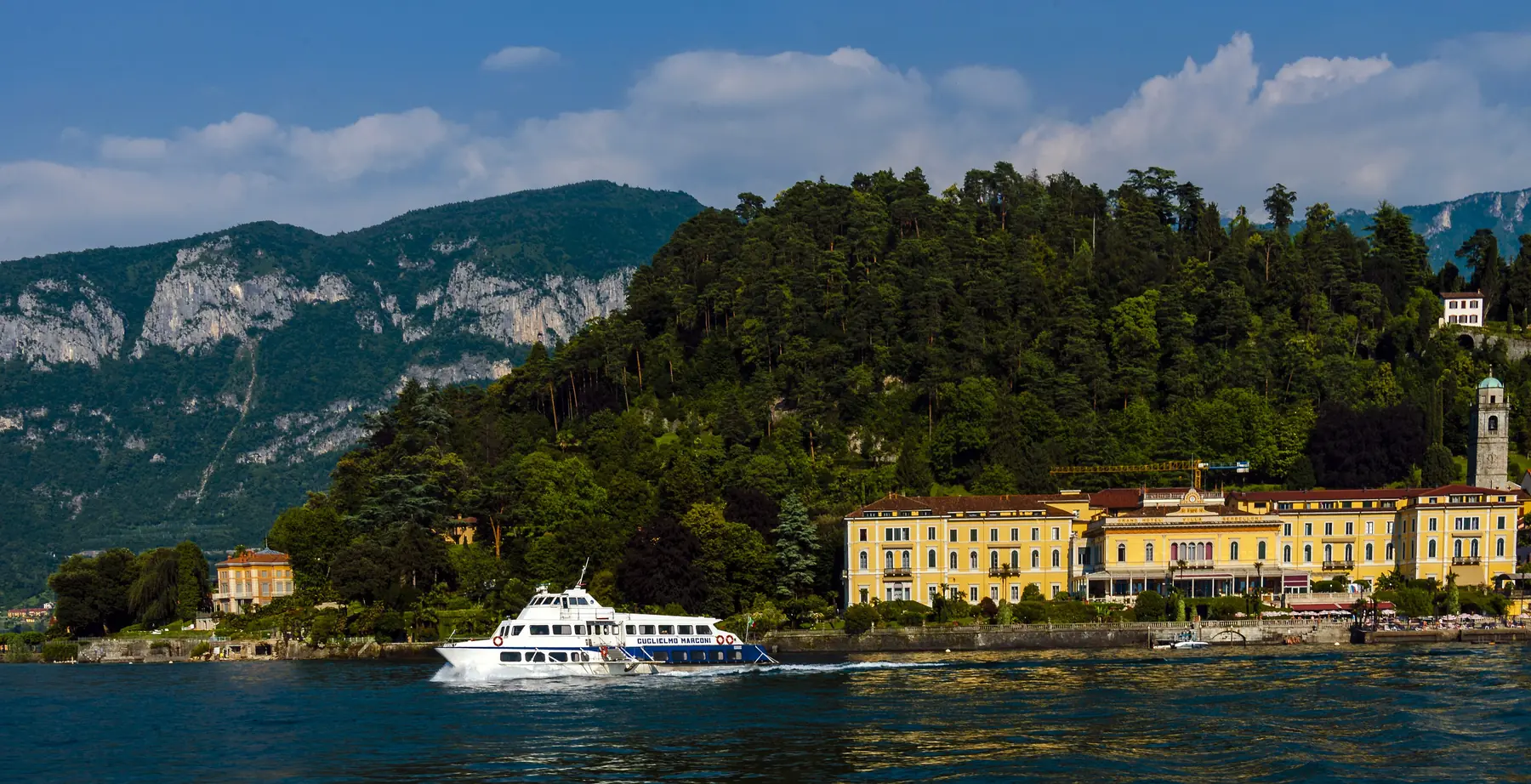 Ferry naviguant devant Bellagio sur le lac de Côme
