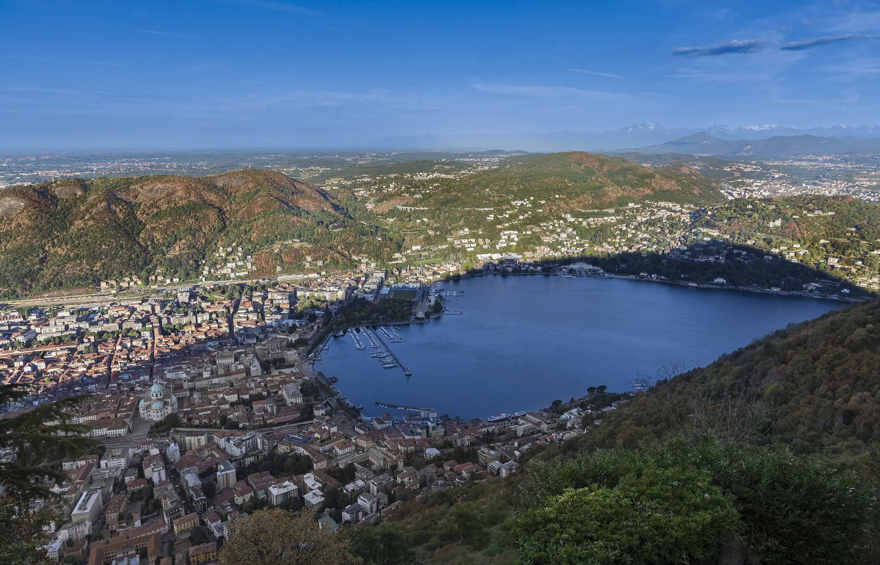 Vue aérienne de Côme, de son port et du premier bassin du lac depuis Brunate