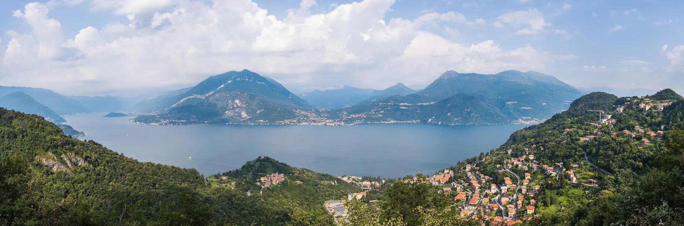 Vue panoramique du lac de Côme et de ses trois branches entourées de montagnes