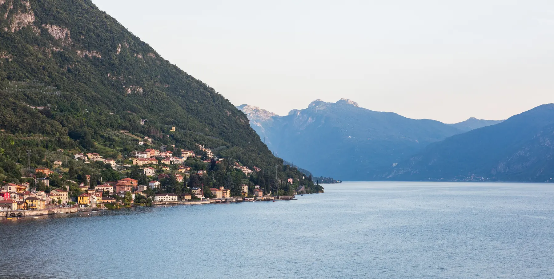 Village de Varenna au bord du lac de Côme avec les montagnes en arrière-plan