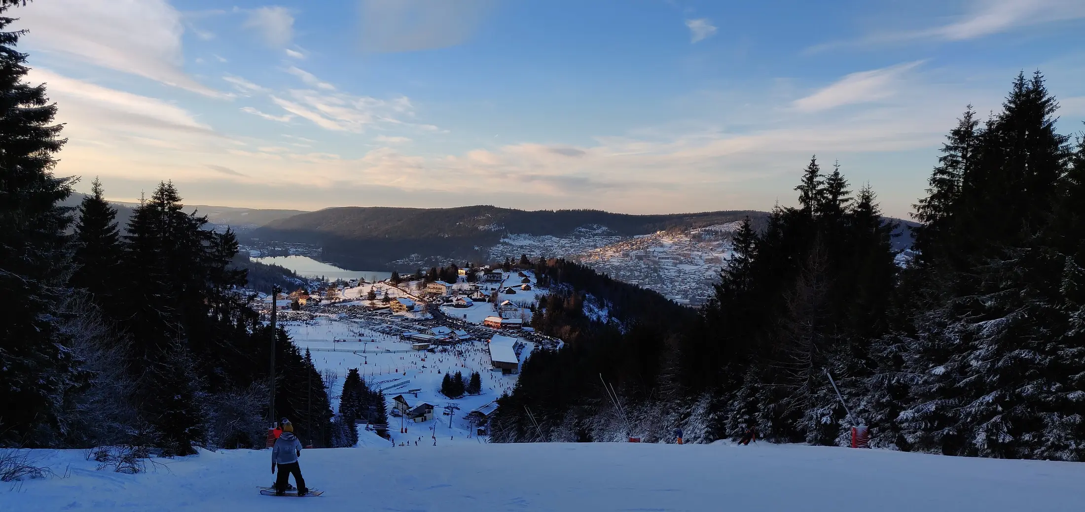 Panorama hivernal sur la ville et le lac de Gérardmer depuis la piste du Tétras