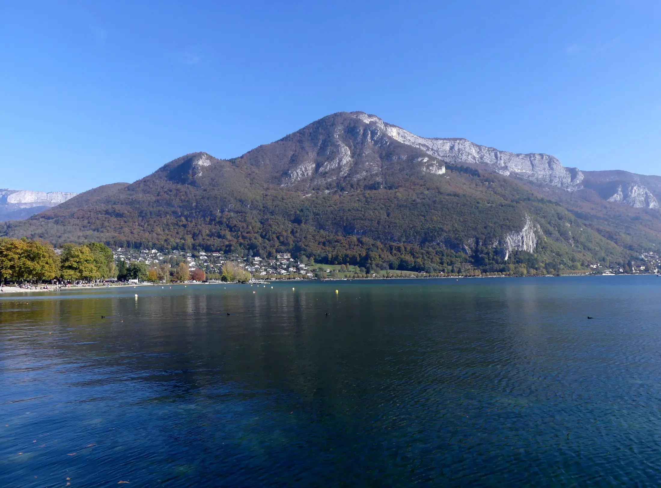 Lac d’Annecy et mont Veyrier sous les couleurs de l’automne