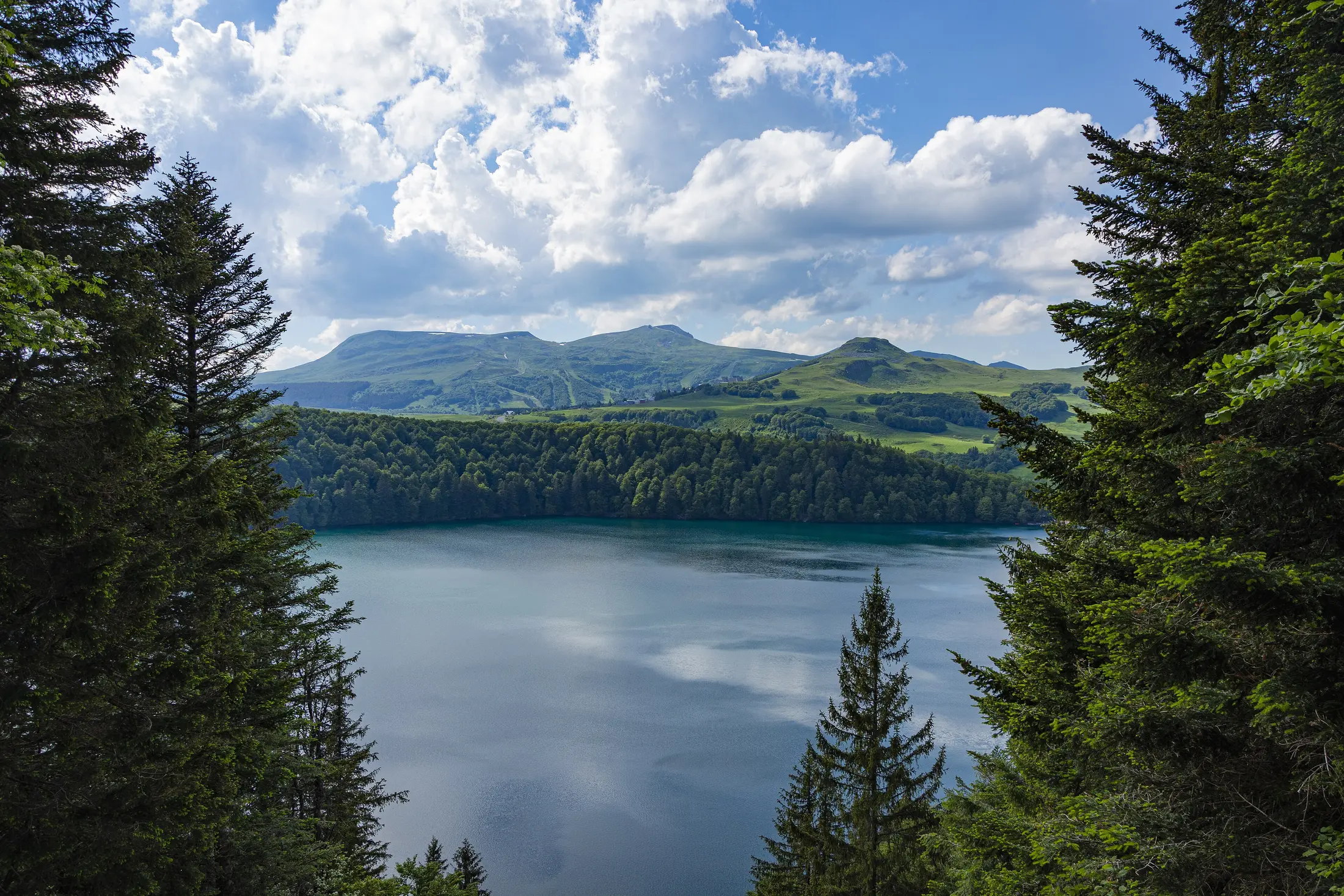 Lac Pavin dans son cratère entouré par la forêt d’Auvergne