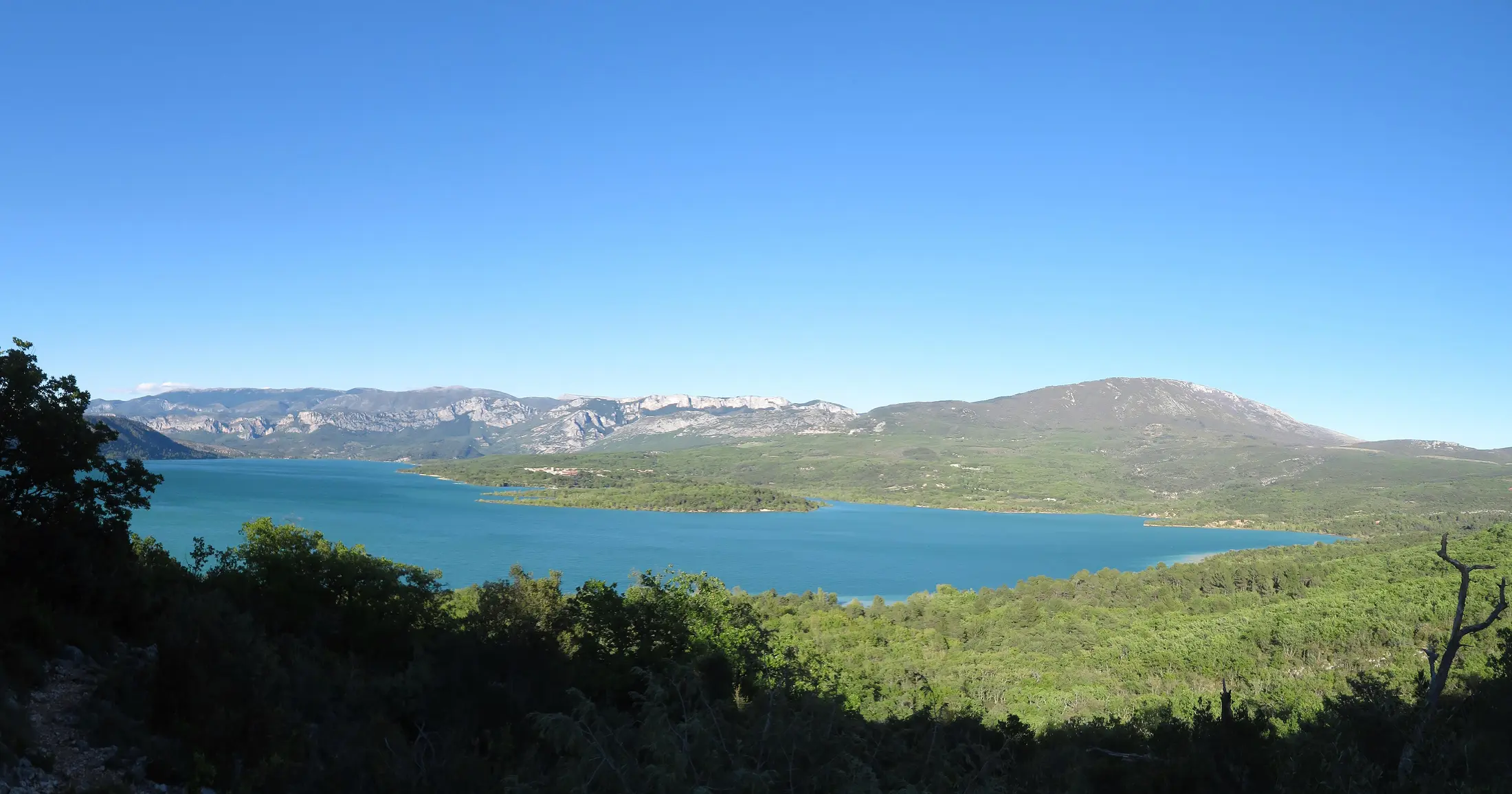 Lac de Sainte-Croix vu depuis le sentier GR99B dans le Verdon